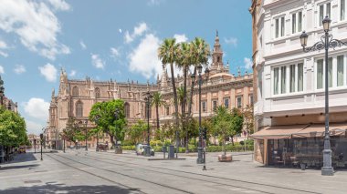 İspanya 'nın Sevilla şehrinde, Antik tüccarlar değiş tokuşunda yer alan Hint Zaman Hızı Arşivi' nin generali. Tramvay Constitucion Bulvarı boyunca ilerliyor. Dağınık bulutlu mavi gökyüzü.