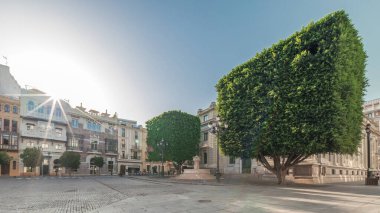 Panorama Avda 'yı gösteriyor. De la Constitucion, Seville, İspanya 'nın Casco Antiguo bölgesindeki ana cadde. Edificio de la Adriatica ile zaman atlaması, tarihi binalar ve geçen tramvaylar