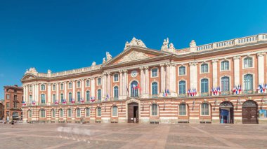 Capitole de Toulouse ön cephesi hiperhızlandırılmış zaman gösterileri Fransa 'nın tarihi belediye binası ve belediye kalbi Capitole Meydanı' nda çarpıcı mavi gökyüzü altında yer almaktadır.