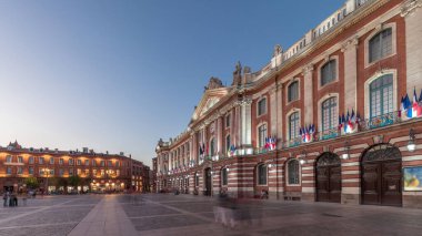 Capitole de Toulouse 'da gece gündüz geçiş zamanı hiperhızlandırılmış şehir merkezi ve Fransa' nın tarihi merkezi Toulouse, Capitole Meydanı 'nda akşam üstü gökyüzü altında sergilenmektedir.