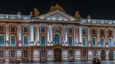 Capitole de Toulouse gece vakti hiperhız gösterileri Fransa 'nın başkenti Toulouse' un tarihi belediye binasını ve şehir merkezindeki Place du Capitole meydanını aydınlattı
