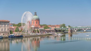 Garonne Nehri 'nden La Grave Hastanesi' nin yeşil kubbesine, Saint-Pierre Köprüsü 'ne, Saint-Pierre Meydanı' na ve nehir kıyısında dönme dolaba kadar her yeri görebiliyoruz. Toulouse, Fransa