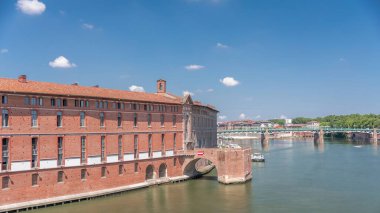 Toulouse 'un tarihi Dieu Saint-Jacques Oteli' nin Fransa 'nın Garonne Nehri kıyısındaki hava hızında düşüşü. Eski 16. yüzyıl hastanesi, şu anda Tıp Tarihi Müzesi 'nin zamanaşımına ev sahipliği yapıyor.