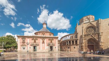 Valencia Plaza de la Virgen 'in panoramik zaman atlaması, İspanya' nın mavi gökyüzü altındaki tarihi eski bir şehrin altında Basilica de la Virgen de los Desamparados ve Turia Fountain sergileniyor.