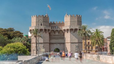 Serrans Towers (Torres de Serranos) İspanya 'nın Valencia şehrinde zaman aşımına uğradı. Şehrin antik duvarlarından gelen büyük bir ortaçağ kapısı. Mavi gökyüzü altındaki hareketli sokak manzaraları bu tarihi yeri çerçeveler.