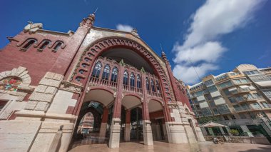 Valencia, İspanya 'da Mercado de Colon ön cephe zaman atlaması, çarpıcı Art Nouveau mimarisi sergileniyor. Güzelce restore edilmiş bir pazar binasında dükkanları ve kafeleri olan popüler turistik yerler.