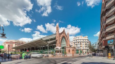 Valencia, İspanya 'da Mercado de Colon zaman atlaması, göz kamaştırıcı Art Nouveau mimarisi. Güzelce restore edilmiş bir pazar binasında dükkanları ve kafeleri olan popüler turistik yerler..