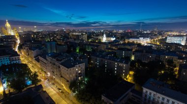 Moskova 'nın merkezindeki binaların panoramik manzarası. Stalin gökdeleniyle aynı gece. Sokakta trafik vardı. Yukarıdan hava görünümü