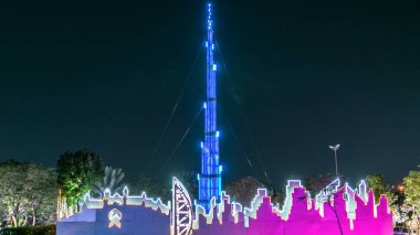 Burj Khalifa modeli. Dubai Işıltılı Bahçesi 'nde aydınlanmış ağaçlar ve heykeller. Çevre dostu mimarinin yer aldığı, çeşitli yapılar yaratan bir sanat devleti.