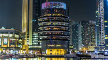 Dubai Marina, yatları ve briç gecesi hiperhızlandırılmış restoranları olan modern kuleleri olan, Birleşik Arap Emirlikleri ile dolanıyor. Kafeler ve restoranlar