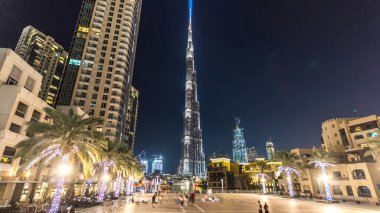 Dubai şehir merkezinde ve Burj Halife göl kıyısında, Dubai, BAE 'de fıskiye ve köprüsü olan bir hiperhıza sahip. Burj Halife dünyanın en yüksek binasıdır. Şeyh Zayed Yolu, Birleşik Arap Emirlikleri 'nde yer alıyor..