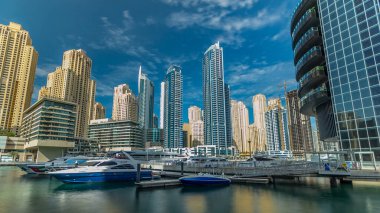 Dubai Marina 'da yüzen yatları ve tekneleri vardı. İş şehrinin Dubai 'deki liman bölgesinde aşırı hızlanma zamanı, BAE