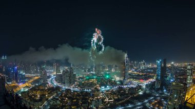 Dubai Burj Halife Yeni Yıl kutlamaları zamanı ve yangın kazası Dubai, BAE 'deki Address Otel' den meydana geldi. Üst balık gözünden bak