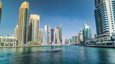 Dubai Marina Kanalı 'nın yatları ve modern kuleleri Dubai' nin deniz kıyısından yeşil suya yansıdı. Yapay kanallı bölge