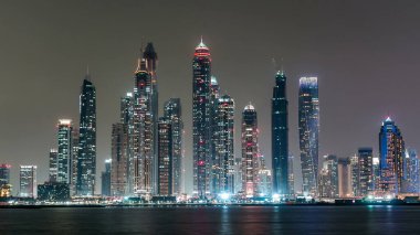 Dubai Marina silueti JBR gece zaman çizelgesi ile Dubai, BAE 'deki Palm Island' da görülüyor. Dubai 'nin bu kısmında 50 kattan fazla gökdelen var.