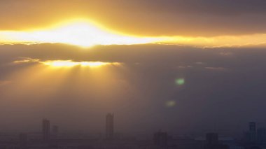 Dubai Marina 'da gün doğumunda gökdelenin tepesinden binalar, dağlar ve inşaat sahası, Dubai, BAE zaman çizelgesi bulutlar ve güneş ışınlarıyla yakın görüş