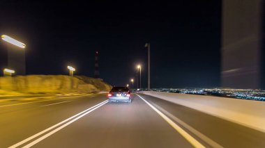 Jebel Hafeet yolu üzerindeki Virajlı yolda gece Al Ain, Birleşik Arap Emirlikleri 'nde zaman aşımına uğrayın. Hareket bulanık görünüm