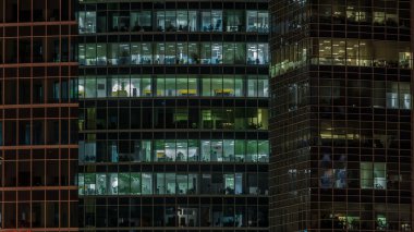 Gökdelenler Uluslararası Şehir İş Merkezi 'ndeki panoramik ofis pencerelerine gece vakti en tepeden yaklaş