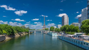 Paris, Fransa 'daki Grenelle Köprüsü' nden Seine Timelapse nehrindeki Eyfel kulesi. Kuğular adası ve nehir üzerinde gemi güneşli yaz gününde yukarıdan hava manzarası
