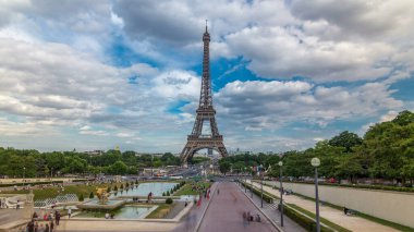Trocadero Meydanı 'ndaki fıskiyeler. Arka planda Eyfel Kulesi var. Trocadero ve Eyfel Kulesi Paris 'in en çok ziyaret edilen yerleridir. Yaz gününde bulutlu bir gökyüzü