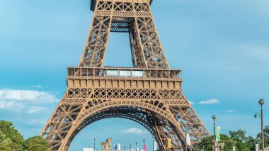 Paris, Fransa 'da Eiffel Kulesi' nin ilk bölümünün gözlem güvertesi zaman çizelgesinde turistlerle yakın görüntüsünü alın. Mavi gökyüzü ile güneşli bir yaz günü