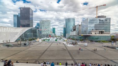 Paris 'te yüksek binalar ve kongre merkezleri olan yüksek hızlı modern iş ve finans bölgelerinin savunma zaman çizelgeleri. Yukarıdan bak. Yaz gününde bulutlu bir gökyüzü