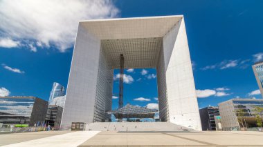 Paris 'in savunma bölgesi zaman atlaması hiperhız, Fransa. Yazın mavi bulutlu gökyüzü