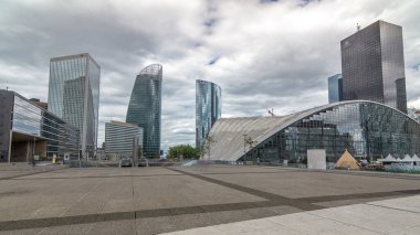 Paris 'te yüksek binalar ve kongre merkezleri olan yüksek hızlı modern iş ve finans bölgelerinin savunma zaman çizelgeleri. Meydandan bak. Bulutlu gökyüzü ve modern kulelerde yansımalar
