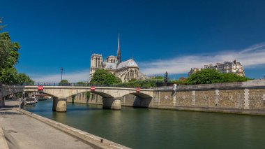 Seine Rıhtımı ve Notre Dame de Paris zaman atlaması Paris 'in en ünlü sembollerinden biridir. Başpiskoposluk köprüsü. Güneşli yaz gününün görüntüsü