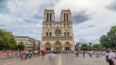 Notre-Dame de Paris 'in ön görüntüsü. Fransa, Paris 'teki Cite Adası' ndaki ortaçağ Katolik katedrali. Girişte uzun bir turist kuyruğu var. Yaz gününde bulutlu bir gökyüzü