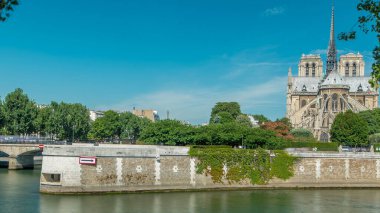 Notre Dame de Paris 'in arka tarafı zaman ayarlı. Paris 'in en ünlü sembollerinden biri. Başpiskoposluk köprüsü. Güneşli yaz gününde Siene rıhtımından manzara