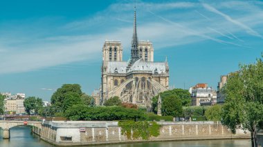 Notre Dame de Paris 'in arka tarafı zaman ayarlı. Paris 'in en ünlü sembollerinden biri. Güneşli yaz gününde Siene nehrinde teknelerle Tournelle Köprüsü 'nden manzara