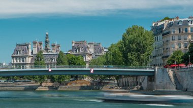 Otel de Ville Belediye Binası ve Saint-Louis Köprüsü. Fransa 'nın başkenti Paris' te bulunan Seine nehrinde Ile de la cite (Notre Dame ile birlikte) ve Ile saint Louis adlı iki ada vardır. Paris, Fransa.
