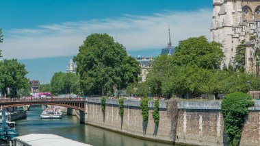 Sen ve Double Bridge ve Notre Dame de Paris zaman dilimi. Paris 'in en ünlü sembollerinden biri. Güneşli yaz gününde gemi istasyonuyla Başpiskoposluk Köprüsü 'nden görüntü