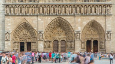 Notre-Dame de Paris 'e giriş uzun kuyrukta bekleyenlerin yakın görüntüsüyle. Fransa 'nın başkenti Paris' teki Cite Adası 'nda bulunan bir ortaçağ Katolik katedrali. Güneşli yaz günü
