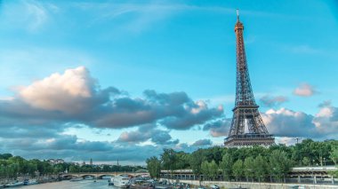 Paris, Fransa 'da akşam saatlerinde tekneli Eyfel Kulesi. Gün batımından önce Bir-Hakeim Köprüsü 'nden hava görüntüsü. Yazın mavi bulutlu gökyüzü