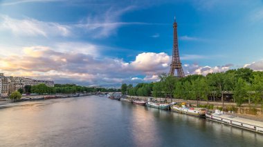 Eiffel Kulesi 'nde akşam saatlerinde teknelerle Paris, Fransa' da. Gün batımından önce Bir-Hakeim Köprüsü 'nden hava görüntüsü. Yazın mavi bulutlu gökyüzü