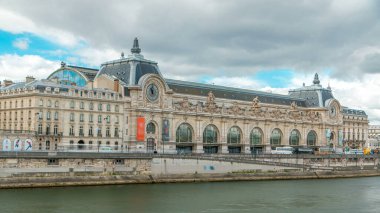 Orsay Müzesi 'nin zaman dilimi. Paris 'teki müze, Seine nehrinin sol kıyısında. Kraliyet Köprüsü 'nden görüntü. Orsay Müzesi dünyadaki en büyük izlenimci resim koleksiyonuna sahip. Paris, Fransa