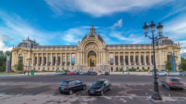 Dış görünüş, Paris 'teki Petit Palais Müzesi' nin zaman atlaması hiperhızlandırmasını da içeriyor. Grand Palais 'in manzarası ve yolda trafik var. Yazın mavi bulutlu gökyüzü