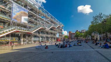 Paris, Fransa 'daki Georges Pompidou Zaman Hızı Merkezi' nin cephesi. Yan görüş. Georges Pompidou Merkezi dünyanın en ünlü modern sanat müzelerinden biridir..