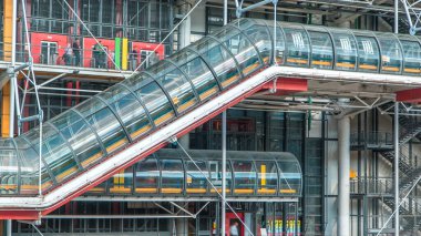 Fransa 'nın başkenti Paris' te Georges Pompidou 'da yürüyen merdiven var. Georges Pompidou Merkezi dünyanın en ünlü modern sanat müzelerinden biridir..