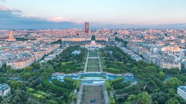 Mars Sahası ile büyük bir şehrin gökyüzü manzarası ve gün batımında turuncu ışık zamanlaması ile park etmek. Eyfel Kulesi 'nin yukarıdan görünüşü. Paris, Fransa.