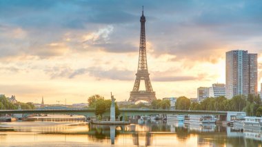 Eyfel Kulesi, Seine Nehri 'nde ve Fransa' nın Paris şehrinde teknelerle gün doğumu zamanı. Mirabeau Köprüsü 'nden görüntü. Modern binalar ve Özgürlük Anıtı. Dramatik gökyüzü