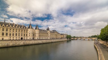 Conciergerie Kalesi zaman aşımına uğradı. Eski kraliyet sarayı ve hapishane. Köprüden Değişikliğe hava görüntüsü. Palais de Justice olarak bilinen daha büyük bir tesisin parçası. Paris, Fransa.