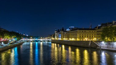 Conciergerie Castle ve Pont au Change ile Seine nehrinin zaman atlaması üzerinde adanın havadan görüntüsü. Gece aydınlatması suya yansıdı. Fransa, Paris