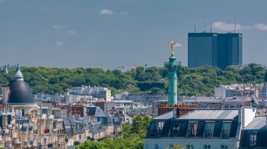 Paris Panoraması Bastille sütunuyla birlikte zaman ayarlı. Arap Dünya Enstitüsü binasının gözlem güvertesinden hava görüntüsü. Parkta yeşil ağaçlar, yaz gününde mavi bulutlu gökyüzü. Fransa.