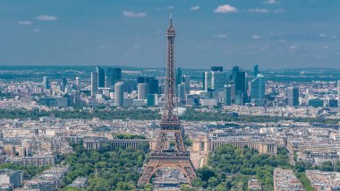 Montparnasse Kulesi 'nden, Eyfel Kulesi' nden ve Fransa 'nın Paris şehrinde arka plan zaman aralığında La Defense bölgesinden insanların bulunduğu hava manzarası. Güneşli yaz gününde gözlem güvertesinden en üst manzara.