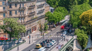 Arap Dünyası Enstitüsü (Institut du Monde Arabe) binasının gözlem güvertesinden Sully Köprüsü 'nde trafik vardı. Üst hava manzarası. Yaz günü yeşil ağaçlar. Fransa.