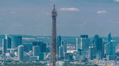 Montparnasse kulesinden Eiffel kulesi ve La Defense iş bölgesinin Paris, Fransa 'daki arka plan zaman çizelgesi. Güneşli yaz gününde gözlem güvertesinden en üst manzara.