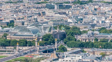 Paris 'in yukarıdaki ufuk çizgisi zaman çizelgesinden görünüyor. 3. Alexandre Köprüsü ve Grand Palais ile Avrupa megapolis 'in ana simgeleri. Montparnasse kulesinin gözlem güvertesinden kuş bakışı görüntü. Fransa